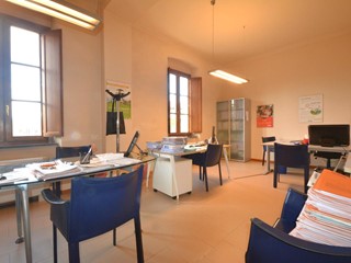 Ufficio in Affitto a Lucca, zona Arancio, 1'500€, 115 m²