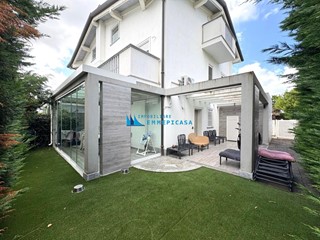 Trilocale in Vendita a Montignoso, zona Cinquale, 490'000€, 75 m², arredato