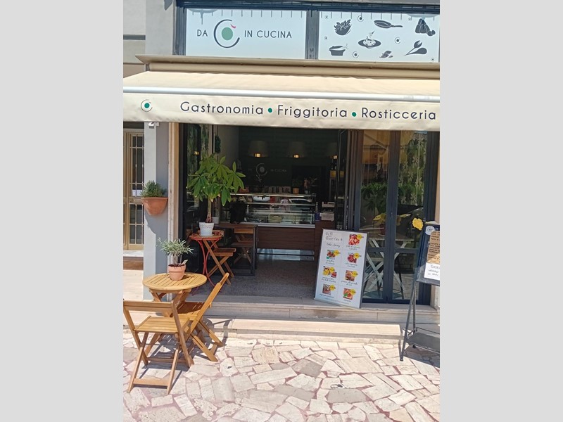 Negozio in Vendita a Massa, zona Ronchi, 140'000€, 42 m²