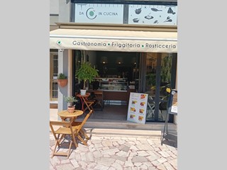 Negozio in Vendita a Massa, zona Ronchi, 140'000€, 42 m²