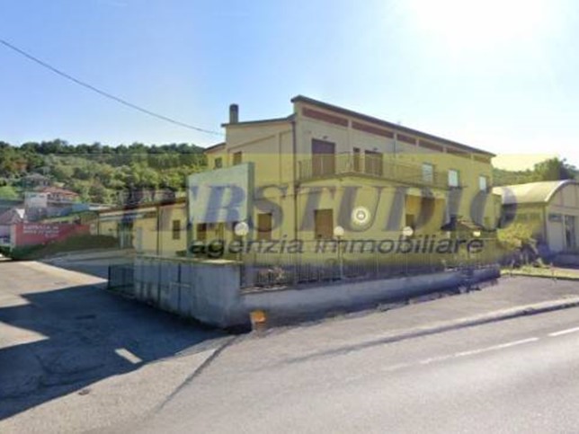 Magazzino in Vendita a La Valletta Brianza, 270'000€, 500 m²