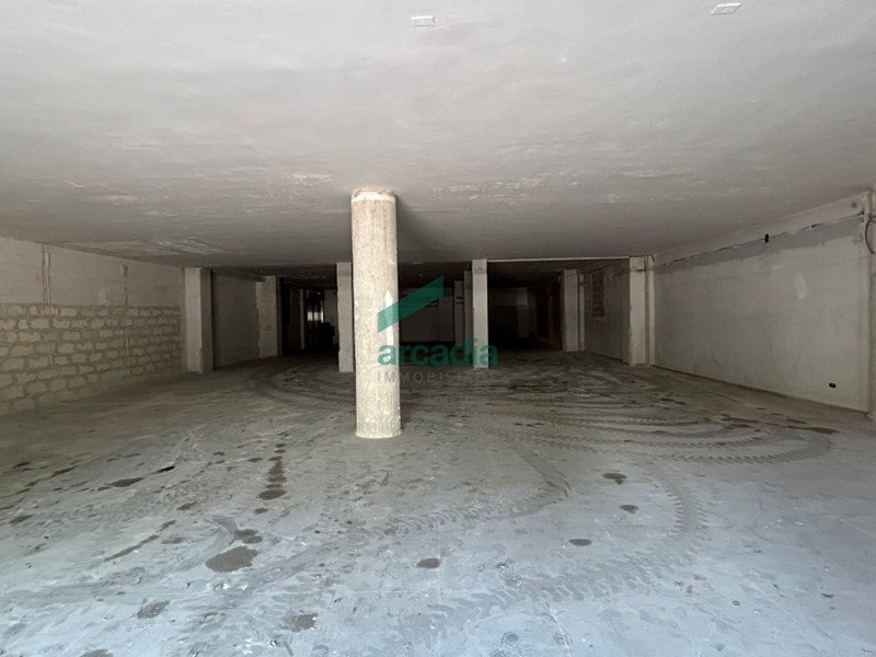 Immobile commerciale in Vendita a Bari, zona Carrassi, 1'350'000€, 450 m²