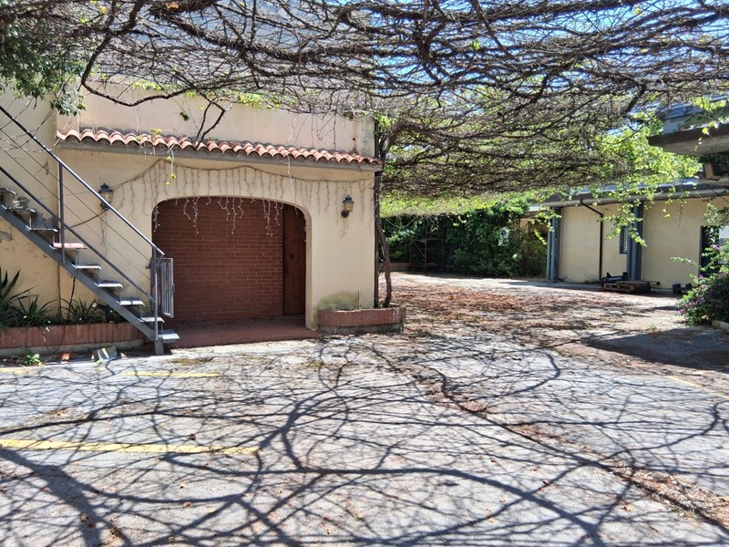 Immobile commerciale in Vendita a Viareggio, zona Torre Del Lago Puccini, 890'000€, 510 m²