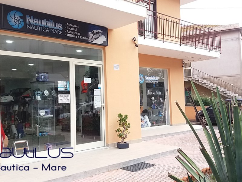 Immobile commerciale in Vendita a Falcone, zona Via Nazionale, 165'000€, 122 m², arredato