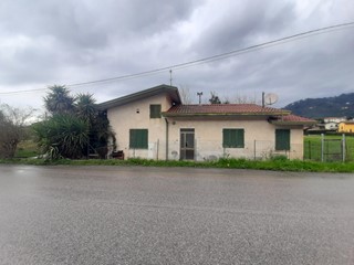 Villa in Vendita a Massarosa, zona Stiava, 151'500€, 217 m²