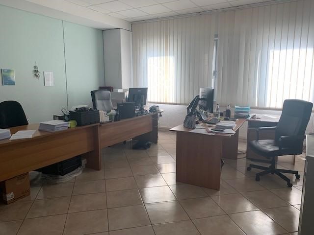 Capannone in Vendita a Livorno, 220'000&euro;, 267 m²