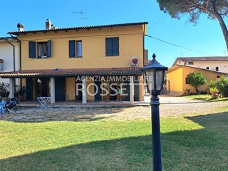 Villa bifamiliare in Vendita a Fucecchio, zona Botteghe, 450'000€, 300 m², con Box