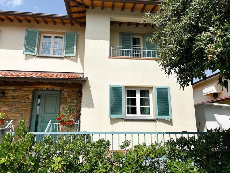 Villa bifamiliare in Vendita a Camaiore, 699'000&euro;, 245 m², arredato