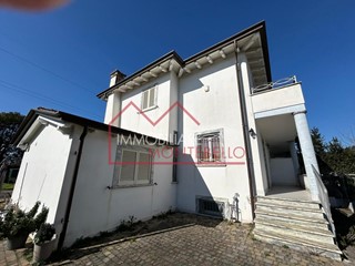 Villa bifamiliare in Vendita a Camaiore, zona Capezzano Pianore, 570'000&euro;, 180 m², arredato
