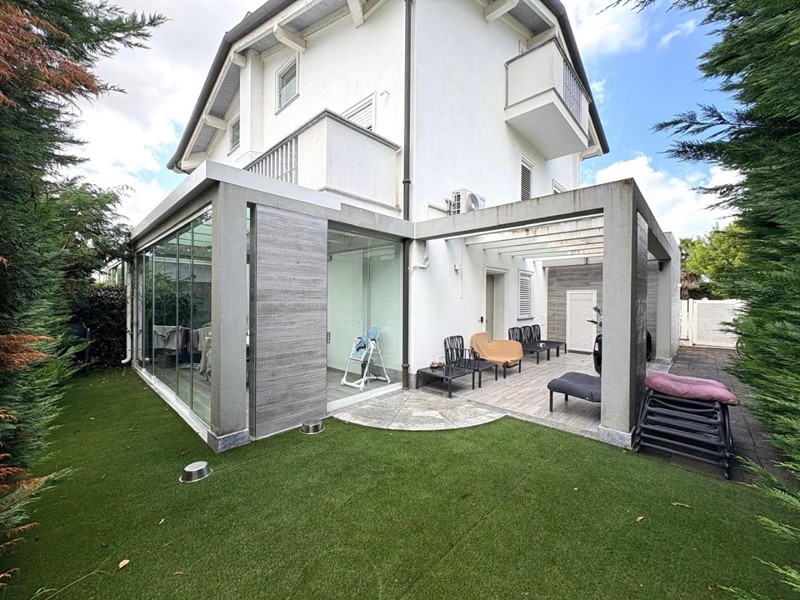 Trilocale in Vendita a Montignoso, zona Cinquale, 490'000€, 75 m², arredato