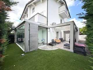 Trilocale in Vendita a Montignoso, zona Cinquale, 490'000€, 75 m², arredato