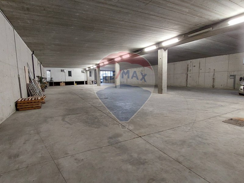 Capannone in Vendita a Bianzano, 380'000€, 1000 m²