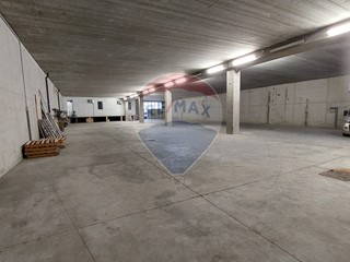 Capannone in Vendita a Bianzano, 380'000€, 1000 m²