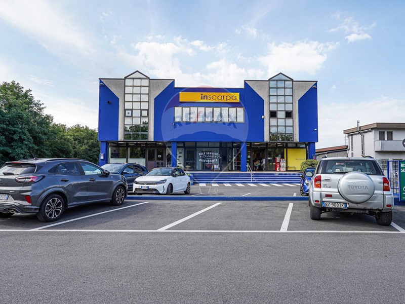Attività commerciale in Vendita a Bellusco, 130'000€, 210 m²