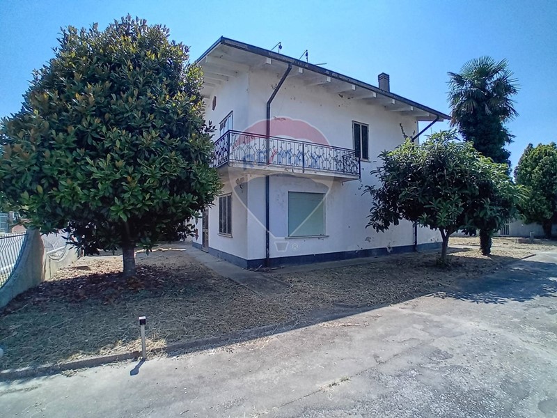 Casa Indipendente in Vendita a Riva del Po, 75'000€, 492 m²