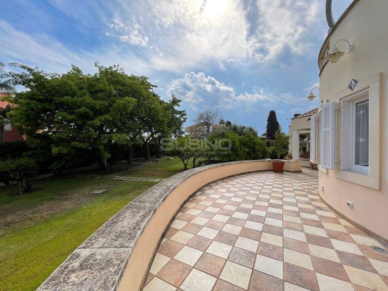 Villa in Vendita a Siracusa, 800'000&euro;, 400 m²
