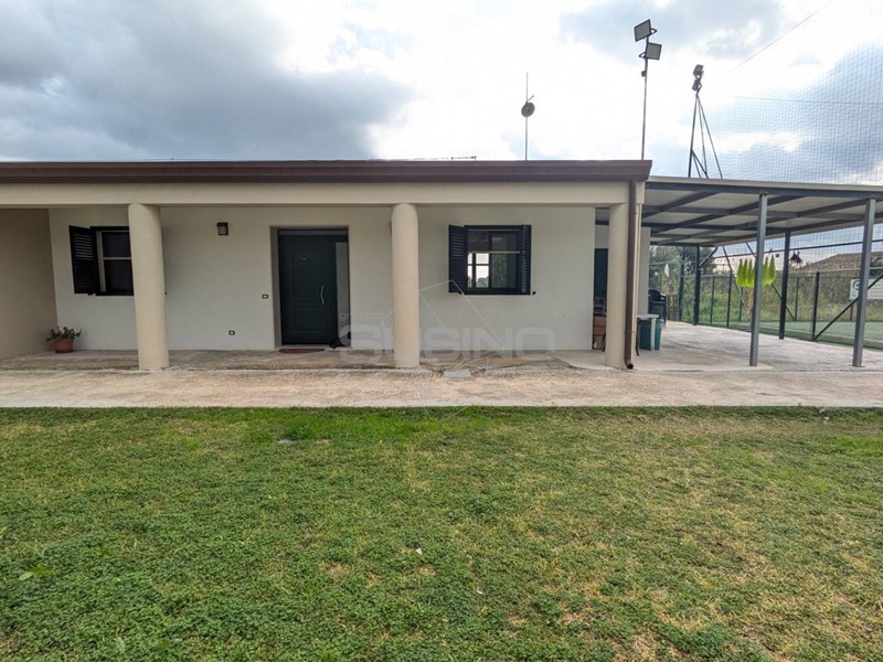 Attività commerciale in Vendita a Floridia, 173 m²