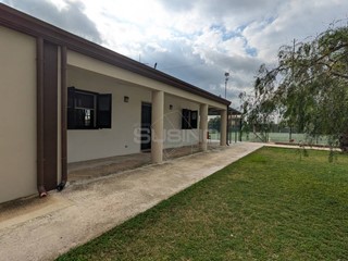 Attività commerciale in Vendita a Floridia, 173 m²