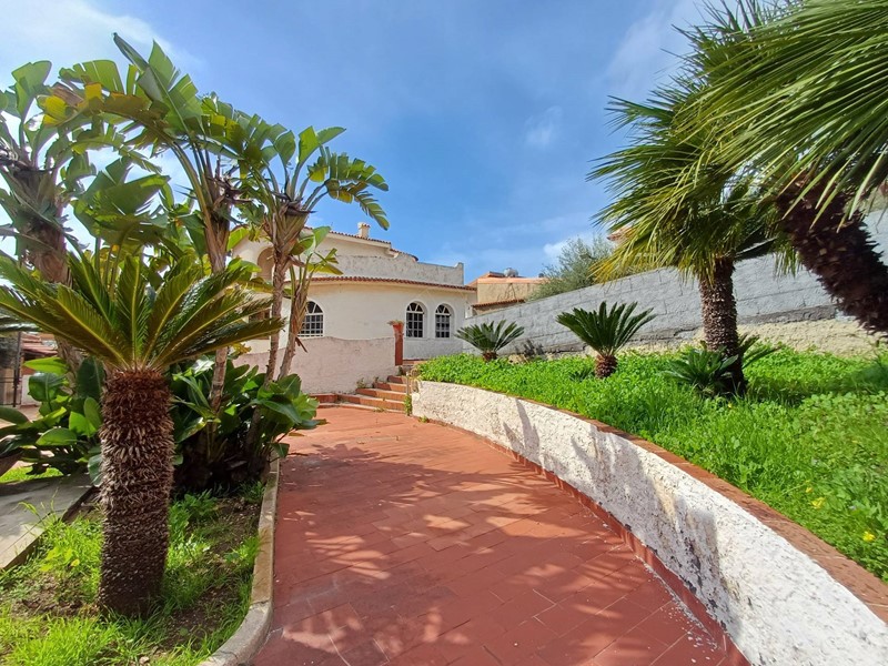 Villa in Vendita a Siracusa, 650'000&euro;, 330 m²