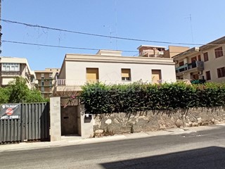 Villa in Vendita a Siracusa, 450'000&euro;, 500 m²