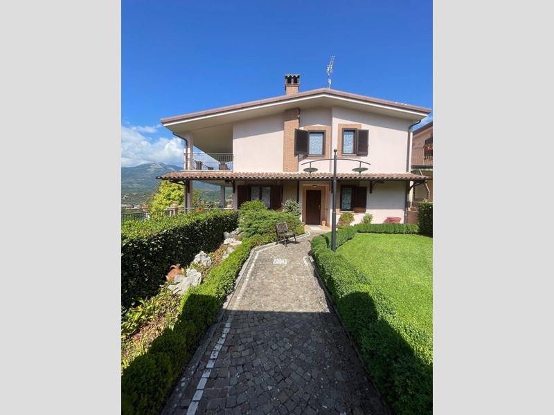 Villa in Vendita a Alatri, 285'000€, 280 m²