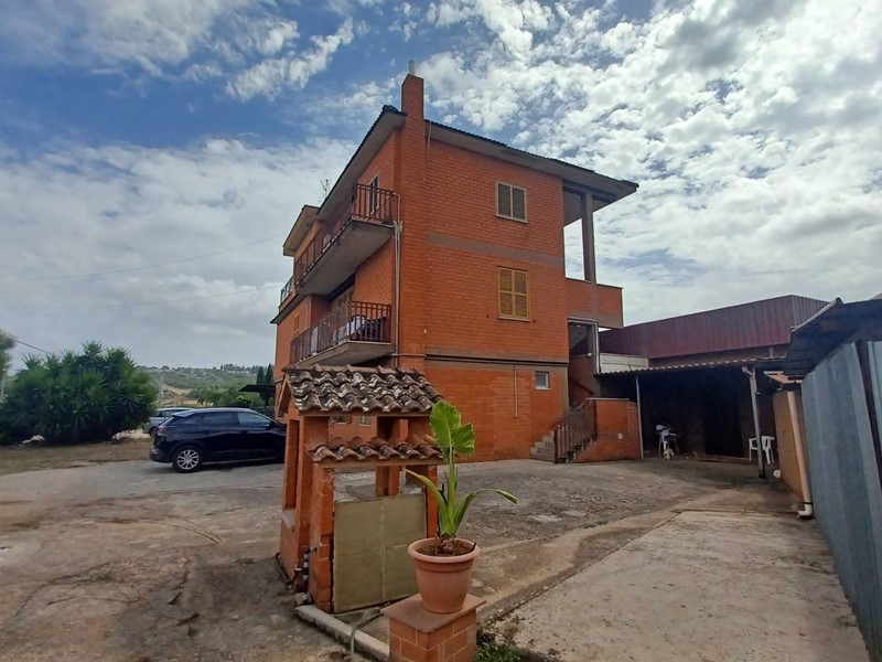 Appartamento in Vendita a Priverno, 460 m²