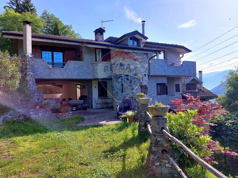 Villa in Vendita a Endine Gaiano, 378'000€, 300 m²