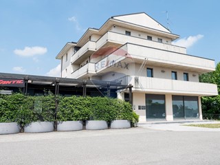 Immobile commerciale in Affitto a Lallio, 3'900€, 450 m²