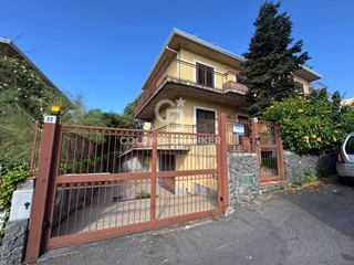 Villa in Vendita a Viagrande, 499'000&euro;, 252 m²