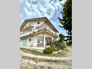 Casa Indipendente in Vendita a Ortona, 290'000€, 600 m², con Box