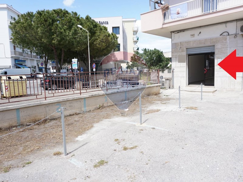 Immobile commerciale in Affitto a Vieste, 700€, 60 m²