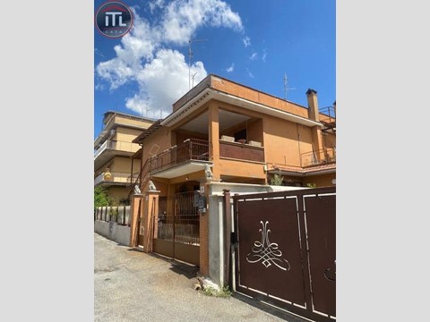 Casa Semi Indipendente in Vendita a Roma, 179'000&euro;, 110 m²