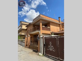 Casa Semi Indipendente in Vendita a Roma, 179'000€, 110 m²