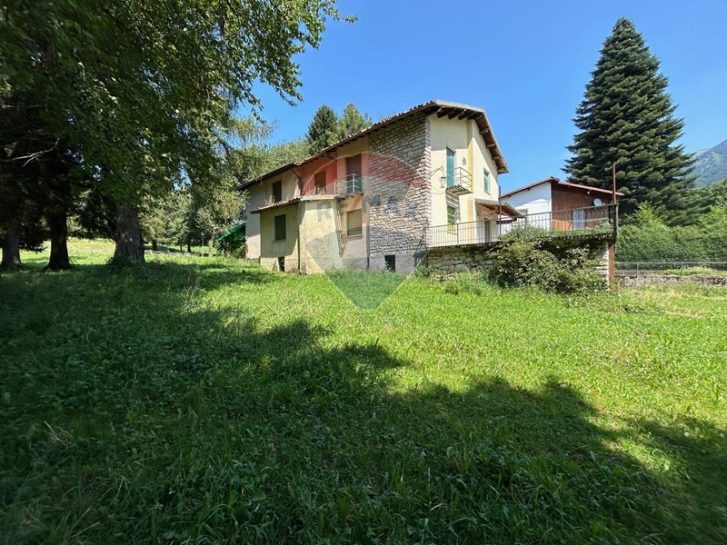 Casa Indipendente in Vendita a San Zeno di Montagna, 450'000€, 380 m²