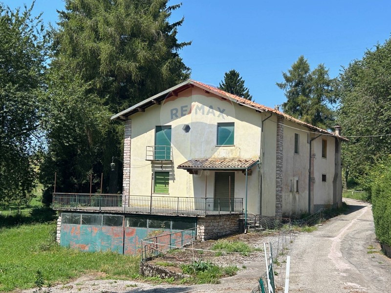 Appartamento in Vendita a San Zeno di Montagna, 450'000€, 380 m²