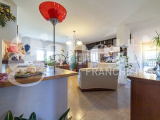 Villa in Vendita a Velletri, 350'000&euro;, 330 m², con Box