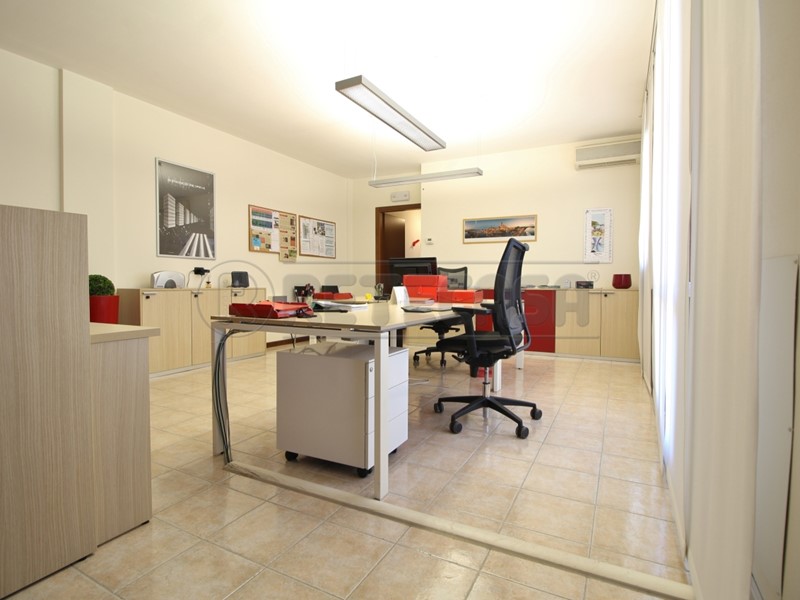 Ufficio in Vendita a Montebello Vicentino, 135'000€, 106 m², con Box