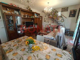Appartamento in Vendita a Follo, zona Pian Di Follo, 180'000€, 140 m², con Box