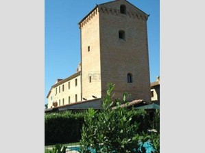 Rustico in Vendita a Poggibonsi, zona Periferia, 305 m², con Box