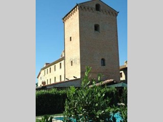 Rustico in Vendita a Poggibonsi, zona Periferia, 305 m², con Box