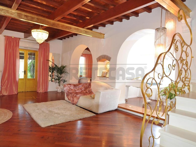 Villa in Vendita a Follonica, zona Pratoranieri, 650'000€, 200 m², arredato, con Box