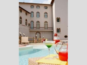 Attività commerciale in Vendita a Poggibonsi, zona Semicentro, 3'200'000€, 1100 m², arredato