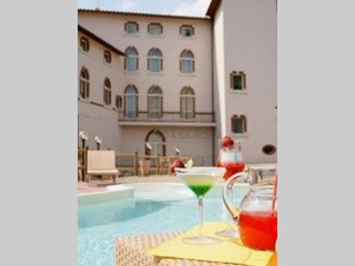 Attività commerciale in Vendita a Poggibonsi, zona Semicentro, 3'200'000€, 1100 m², arredato