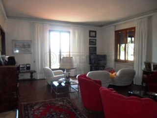 Villa in Affitto a Poggibonsi, zona Periferia, 1'200€, 208 m², arredato