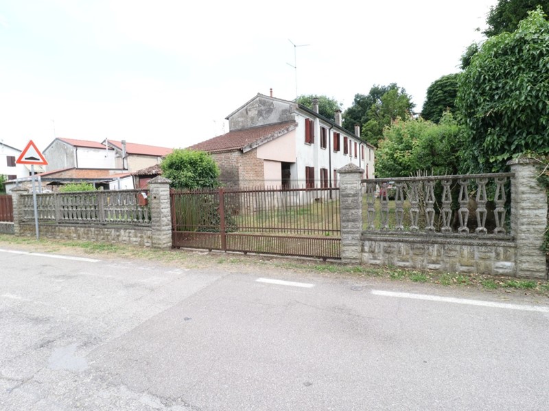 Casa Indipendente in Vendita a Ficarolo, 40'000€, 300 m²