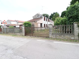 Casa Indipendente in Vendita a Ficarolo, 40'000€, 300 m²