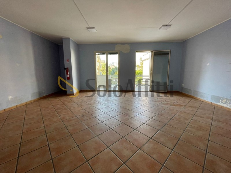 Ufficio in Affitto a Casapulla, 1'000€, 220 m²