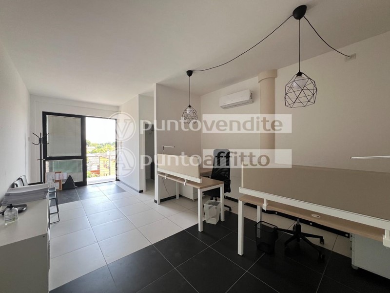 Ufficio in Affitto a Capannori, 600€, 70 m²