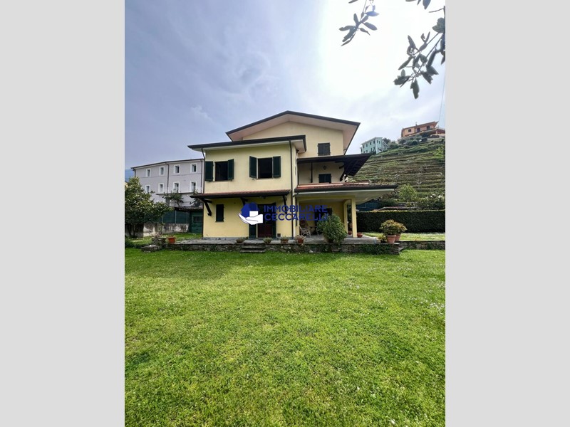 Villa bifamiliare in Vendita a Montignoso, zona Capanne, 490'000€, 197 m²