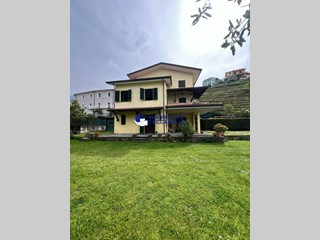 Villa bifamiliare in Vendita a Montignoso, zona Capanne, 490'000€, 197 m²